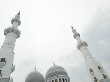 Beyaz temalı bir cami mimarisi.