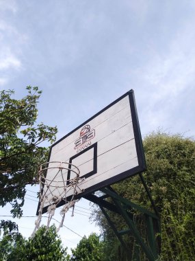 Magetan, 6 Eylül 2025. Basketbol potası tahta gökyüzü arkaplanı