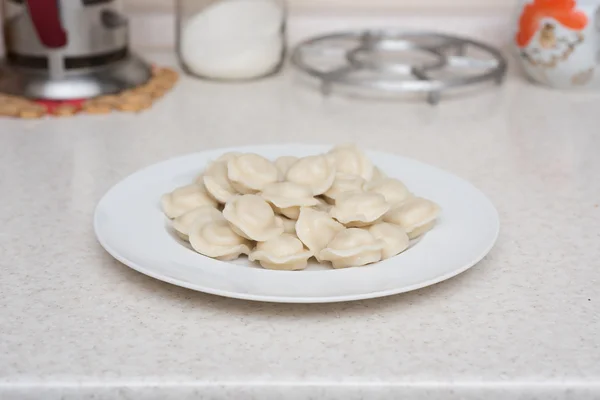 Galuskával vagy fehér tányérra elszigetelt orosz pelmenit — Stock Fotó