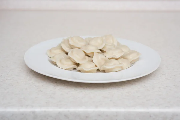 Gnocchi o pelmeni russi isolati su placca bianca — Foto Stock