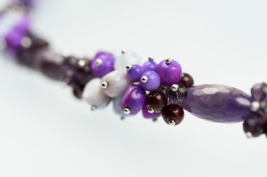 Doğal mineral kadın kolye. Güzellik ve moda arka plan.