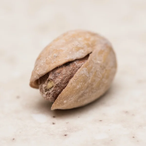 Сушеный фисташковый орех на кухонном столе — стоковое фото