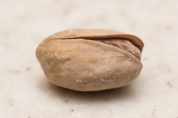 Écrou pistache séché sur la table de cuisine — Photo