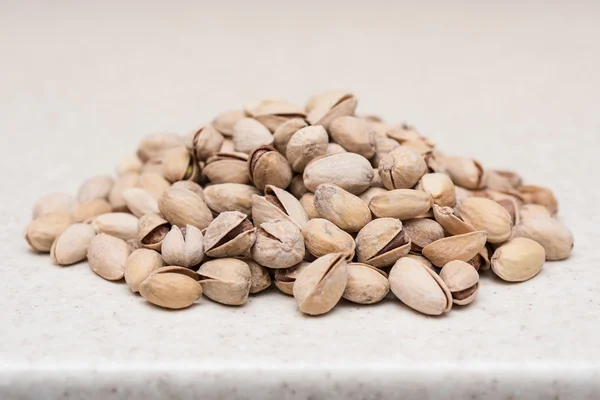 Pistaches séchées sur la table de cuisine — Photo