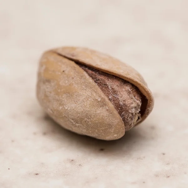 Сушеный фисташковый орех на кухонном столе — стоковое фото