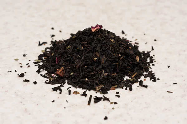 Droge zwarte thee met aardbeien en room aroma — Stockfoto