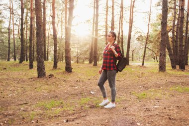 Güzel genç kız ile bir deri sırt çantası