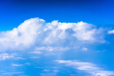 Bulutlar mavi gökyüzü yerden yüksek ile