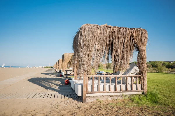 Series of bungalows on the sandy sea shore — Stock Photo, Image