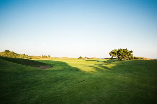 Golfbaan bij zonsondergang — Stockfoto