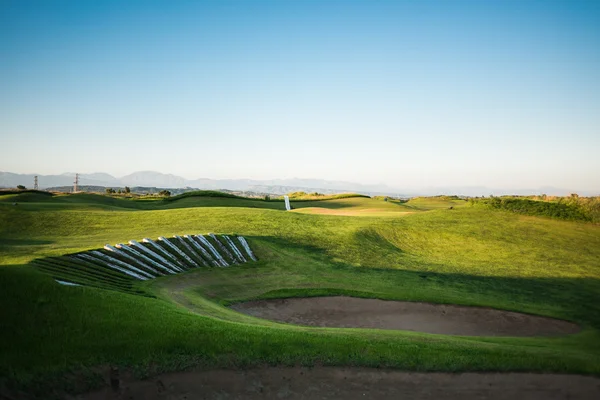 Γήπεδο γκολφ με παγίδα άμμο στο ηλιοβασίλεμα — Φωτογραφία Αρχείου