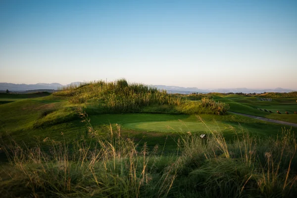 Golfplatz mit Halsband bei Sonnenuntergang — Stockfoto