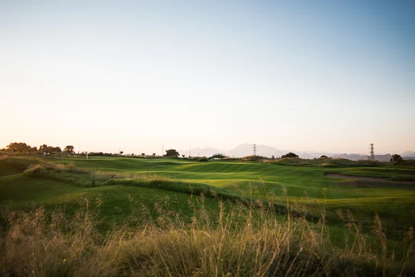 Golfplatz mit Sandfalle bei Sonnenuntergang — Stockfoto