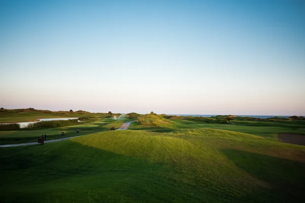 Gångväg nära golfbana vid solnedgången — Stockfoto