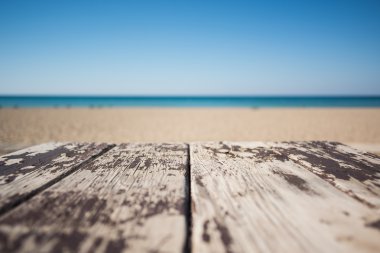 Deniz sahilde ahşap tablo