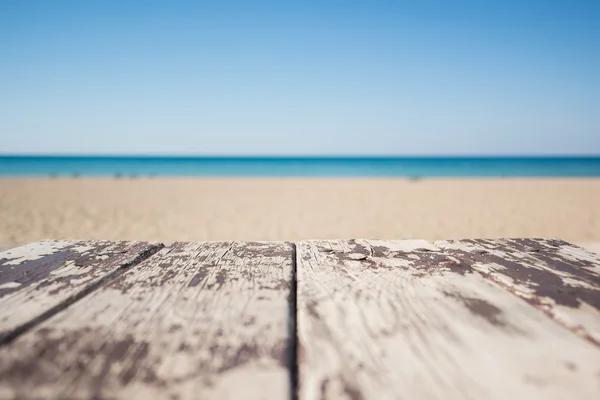 Mesa de madera en la playa del mar — Foto de Stock