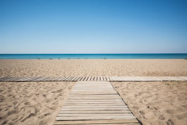 Deniz kum plajındaki tahta kaldırım