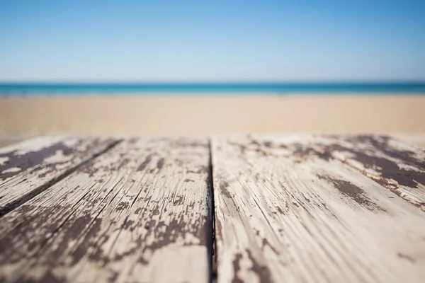 Mesa de madera en la playa del mar — Foto de Stock