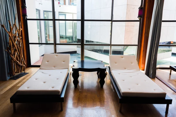 Chaises longues pour massage ou détente au Spa — Photo