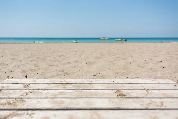 Pasarela de madera en la playa vista al mar — Foto de Stock