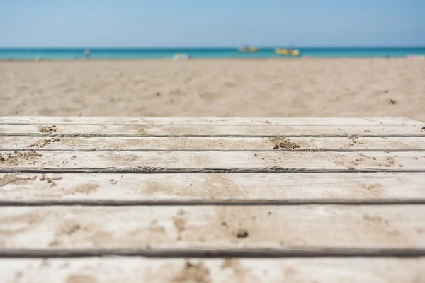 Playa de arena en día soleado con pasarela de madera — Foto de Stock