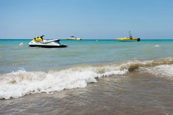 Ondas de mar con motos acuáticas y lanchas — Foto de Stock