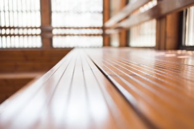 Sauna ahşap zemin ve oturma yeri