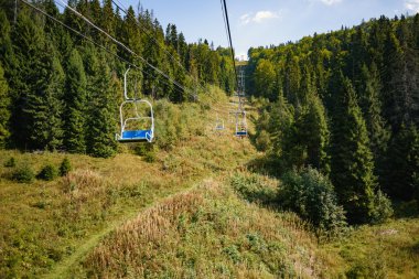 Karpatlar çam ağaçları arasında asansör sandalye
