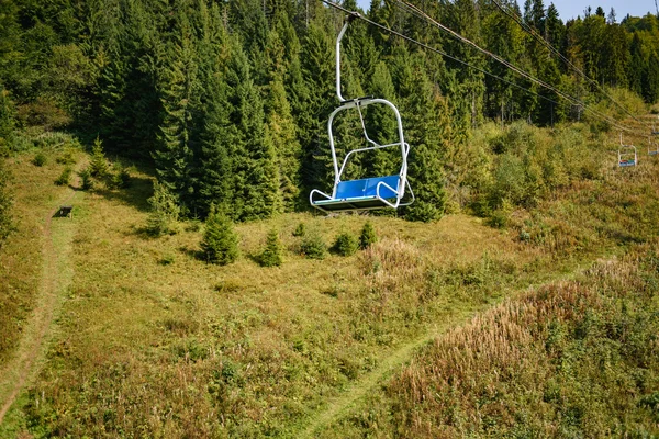 Liftsitze in den Karpaten zwischen Fichten — Stockfoto