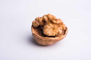 Beyaz arka plan üzerinde izole ceviz makro