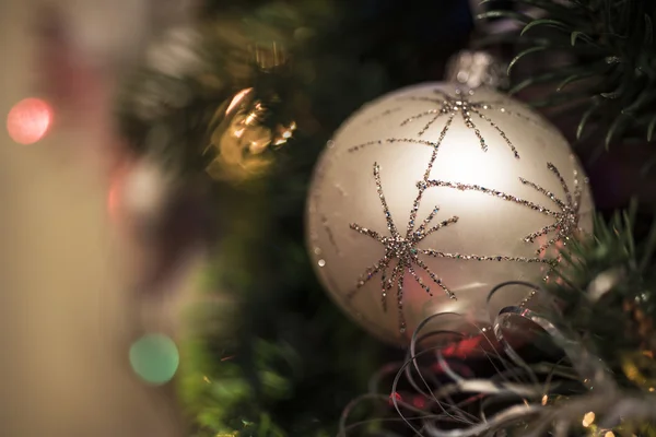 oyuncaklar Noel ağacı üzerinde