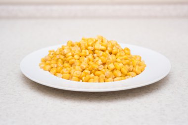 bir tabakta konserve mısır