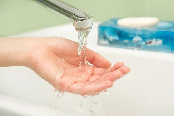 Higiene. Mãos limpas. Lavar as mãos com água e sabão . — Fotografia de Stock