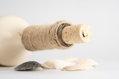 Beyaz arka planda boş bir içki şişesi.