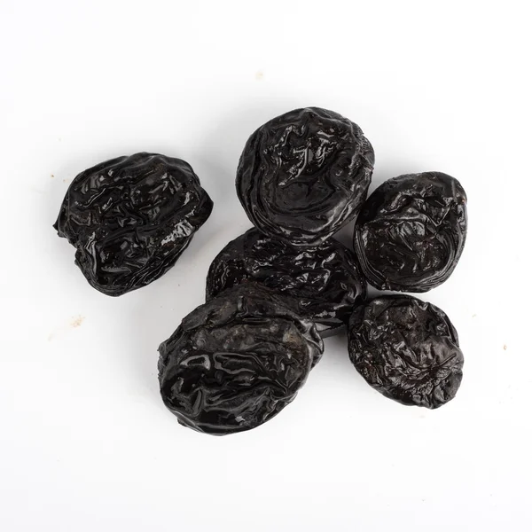 Prunes séchées pruneaux sur fond blanc — Photo