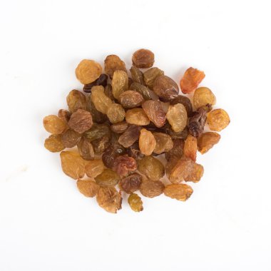 beyaz zemin üzerine kuru üzüm