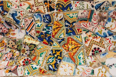Mozaik Park Guell bir bankta. Gaudi. Barcelona. İspanya