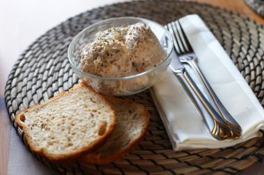 Ekmek kırıntıları yemek masası üzerinde tavuk pirzola