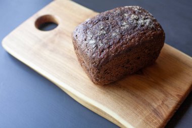 Tahtada ev yapımı çavdar ekmeği hamuru..