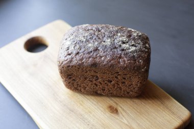 Tahtada ev yapımı çavdar ekmeği hamuru..