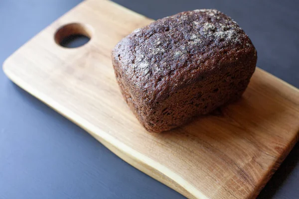 Tahtada ev yapımı çavdar ekmeği hamuru..