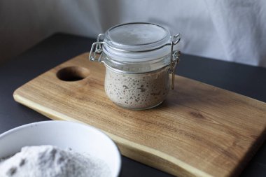 Cam kavanozda etkin çavdar ekmeği başlangıcı.