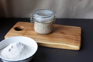 Cam kavanozda etkin çavdar ekmeği başlangıcı.