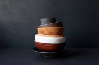 Siyah arkaplanda el yapımı seramik bulaşık takımı