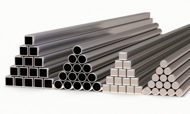 Farklı çap ve şekiller, metal borular bir piramitleri yığılmış