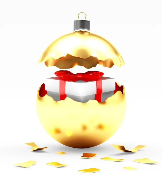 Boule de Noël cassée dorée avec boîte cadeau sur blanc — Photo