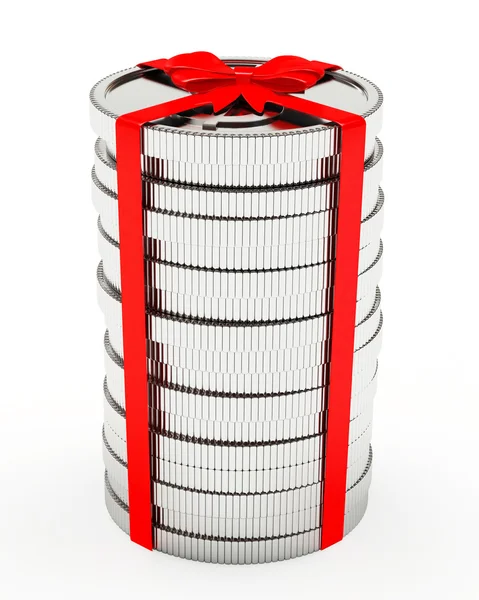 Um presente financeiro. Pilha de moedas de prata com fita vermelha e arco — Fotografia de Stock