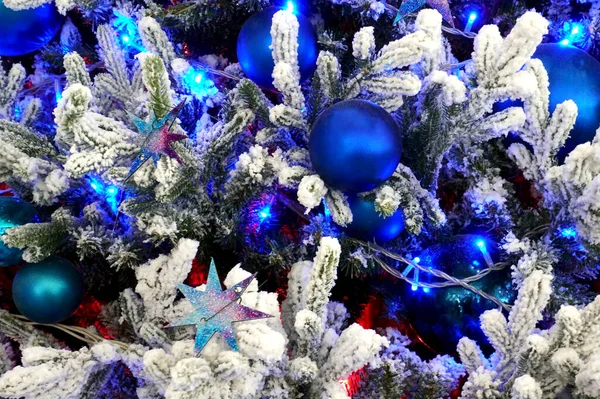 Weiße Christbaumzweige Mit Blauen Kugeln Und Girlanden Großaufnahme — Stockfoto