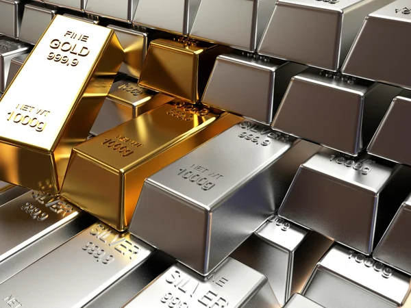 Pilas de plata y barras de oro — Foto de Stock