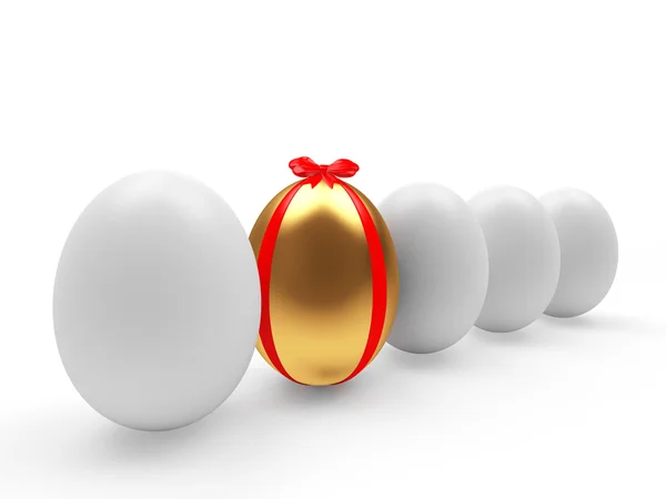 Fila de huevos blancos y un huevo de Pascua dorado entre ellos aislados sobre fondo blanco — Foto de Stock
